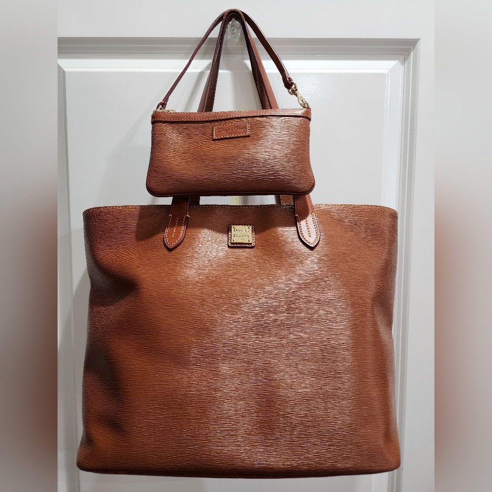 Classic Authentic Dooney & Bourke Bag w/ Wristlet